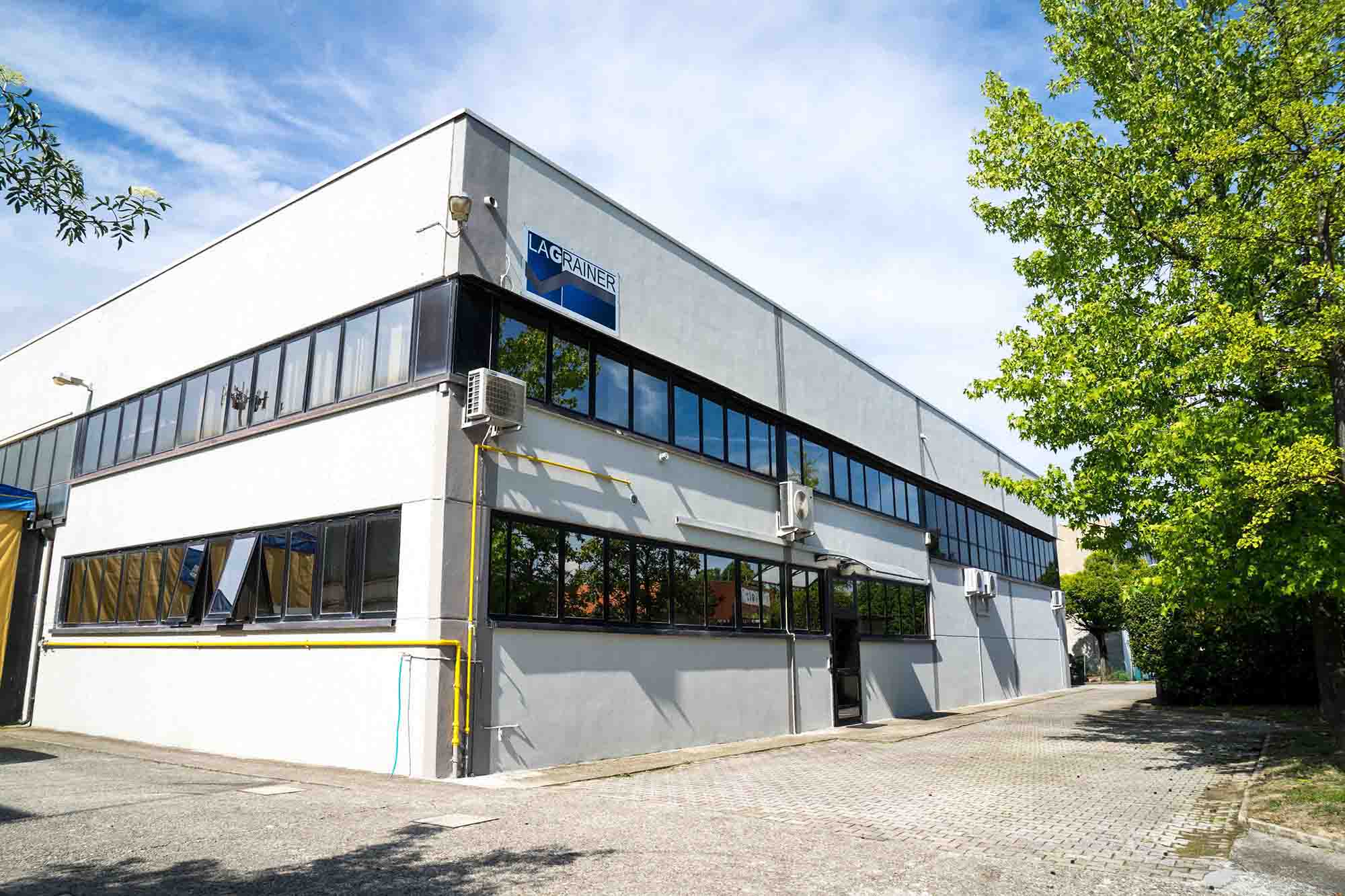 <span>Macchine su misura</span> per la lavorazione della lamiera